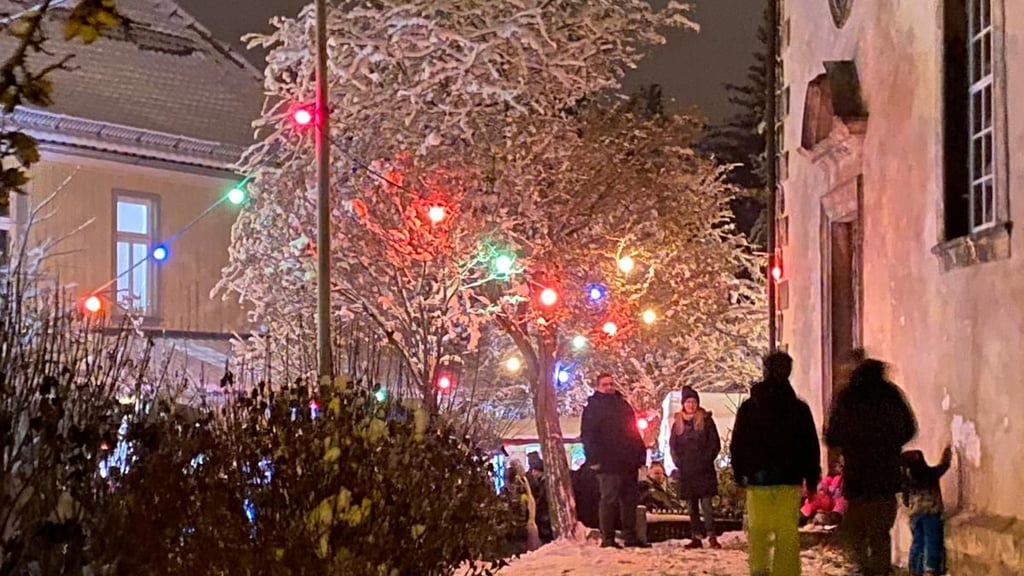 Rund um die Heimburger Kirche lädt ein kleiner stimmungsvoller Weihnachtsmarkt von Freitagabend bis Samstagabend, 5. und 6. Dezember 2025, zu gemütlichen Stunden ein.