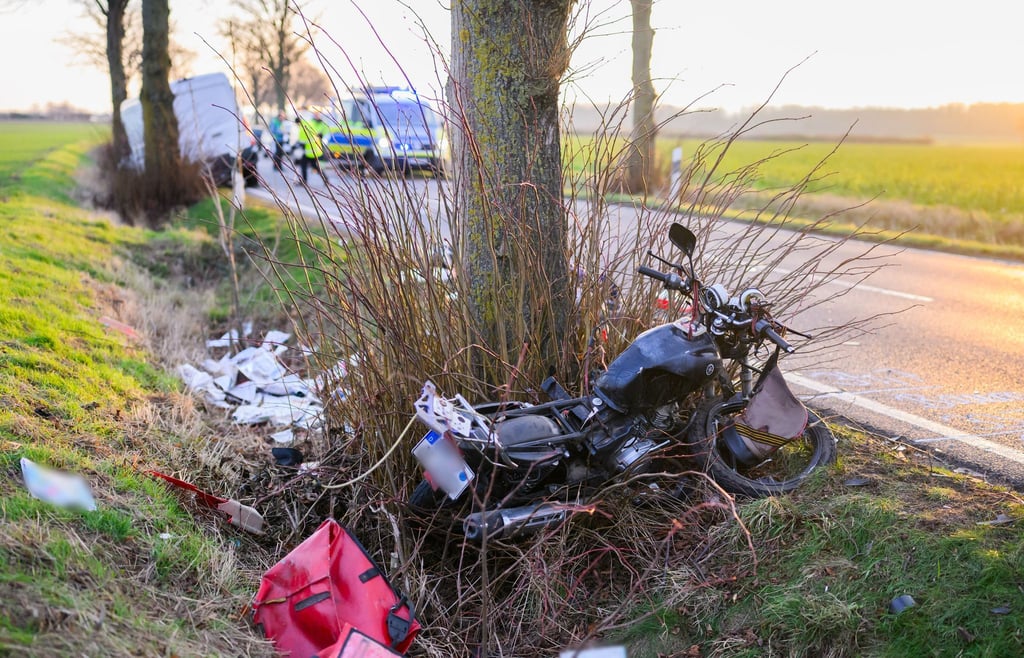 Der 57 Jahre alte Fahrer des Leichtkraftrades starb kurz nach dem Unfall.