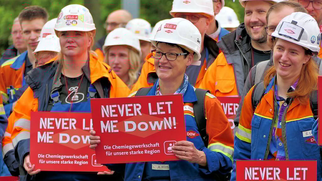 Im Frühjahr forderten viele Dow-Mitarbeiter in Böhlen, ihr Arbeitgeber möge sie nicht fallen lassen. Doch nun scheint festzustehen: Der Chemiekonzerne will seine Werke im sächsischen Böhlen und in Schkopau, Sachsen-Anhalt, schließen.&nbsp;&nbsp;