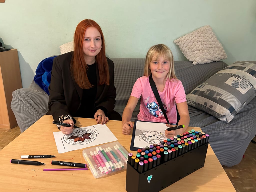 Jugendclub-Leiterin Nelly Siewert mit Charlien, die gerne zum Malen in den Club kommt.