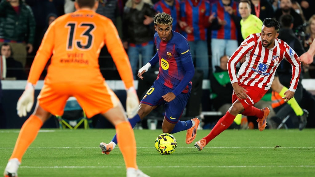 Barca-Star Lamine Yamal lieferte sich einige Zweikämpfe mit Atletico Madrids Carlos Martin.