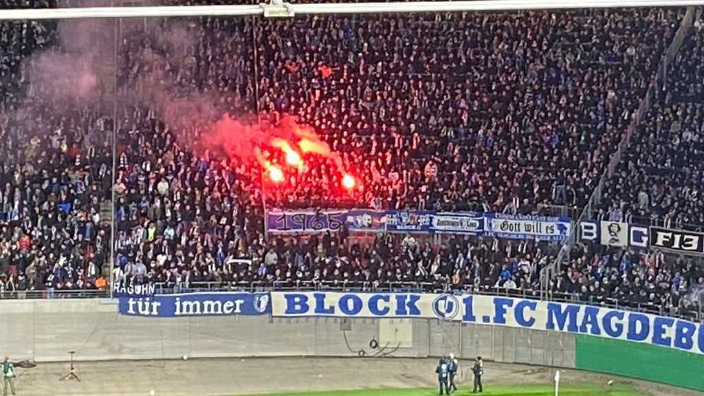 Bengalische Feuer im FCM-Fanblock beim Spiel in Leipzig.