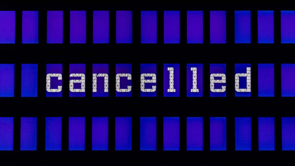 Flugabsagen können Reisepläne durchkreuzen, Urlauber haben dann bestimmte Erstattungsansprüche.