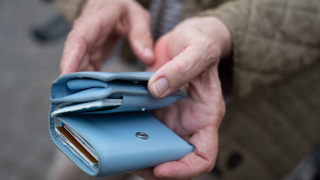 Für die einzelnen Rentnerinnen und Rentner kann es um Hunderte Euro mehr oder weniger gehen. (Symbolbild)