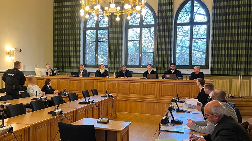 Der angeklagte Häftling ließ über seine Verteidigerin erklären, dass er sich zu einem späteren Zeitpunkt im Landgericht Stendal äußern wird. Er soll seine Ehefrau während eines Besuchs in einer sogenannten Liebeszelle in der Justizvollzugsanstalt Burg erwürgt haben.