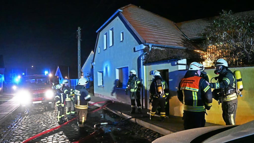 Am Dienstagmorgen rief ein Kellerbrand im Wilslebener Unterdorf die Feuerwehr auf den Plan.