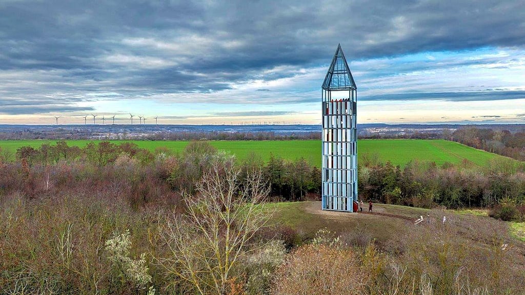 Vom neuen Aussichtsturm Stöntzsch bei Pegau schweift der Blick in Richtung Tagebau Profen. Hinter dem grünen Feld beginnt er. 