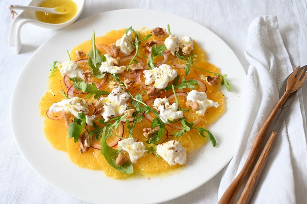 Erinnert an das Strahlen der Sonne: Das Orangen-Carpaccio ist nicht nur fruchtig, sondern verzaubert auch mit einem herzhaften Knoblauch-Kick.