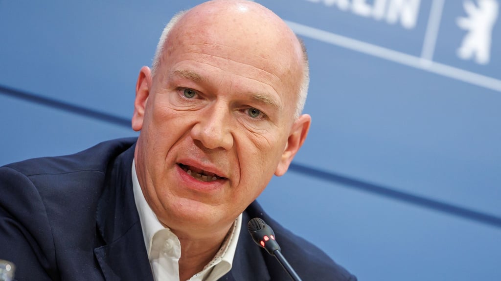 Berlins Regierender Bürgermeister Kai Wegner empfängt Bundeskanzler Friedrich Merz (beide CDU) im Roten Rathaus. (Archivbild)