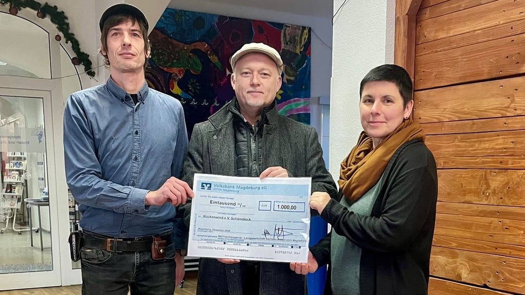 Stefan Assig (links) und Jana Dostall bedanken sich bei Jörg Kettenbeil von der Landgesellschaft für die 1000-Euro-Spende.