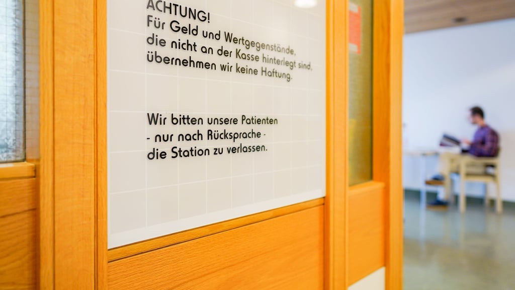 Ein Mann soll bundesweit vor allem ältere Menschen in Krankenhäusern bestohlen haben - die Staatsanwaltschaft Heidelberg hat Anklage erhoben. (Symbolbild)