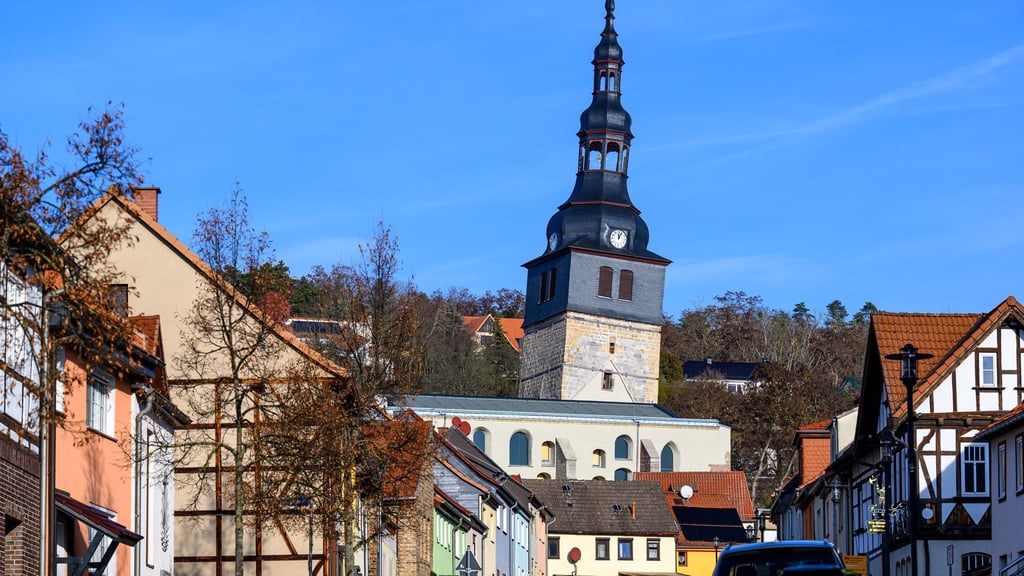 Künftig können den Angaben nach 15 Besucher gleichzeitig im Halbstundentakt den Turm besteigen und auf einem kleinen Skywalk den Panoramablick über die Kurstadt und das Kyffhäusergebirge genießen.