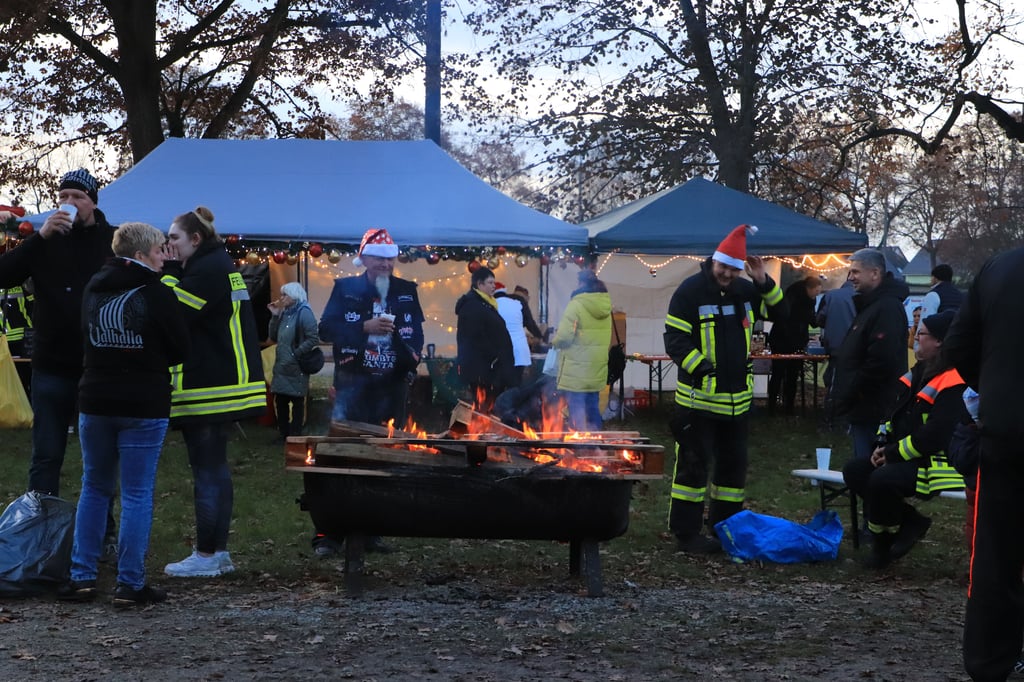 Viele Stände mit Leckereien gibt es auf dem Weihnachtsmarkt in Hornhausen.