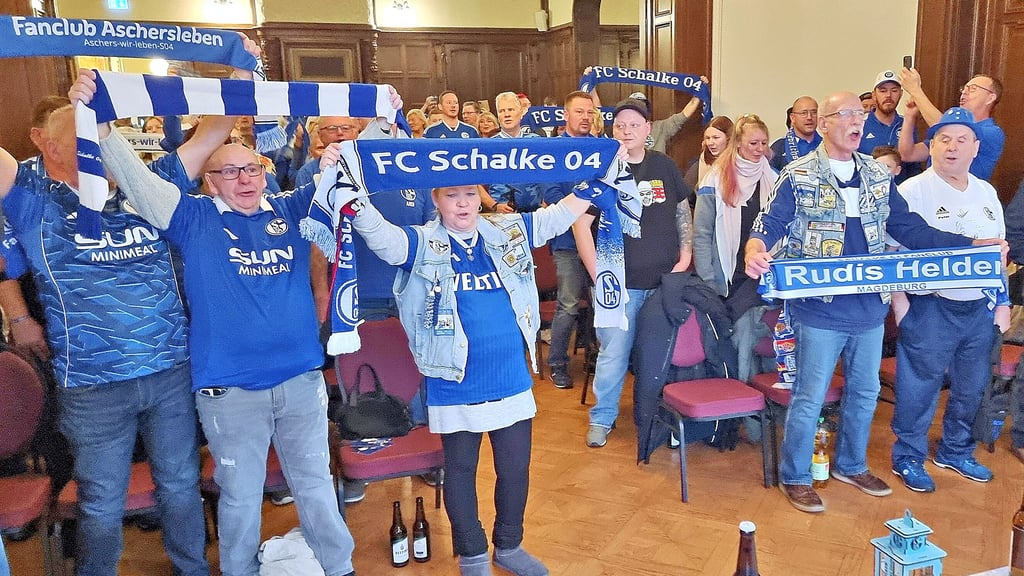 Zum Auftakt des Treffens in Aschersleben wurde gemeinsam die Schalker Vereinshymne „Blau und Weiß, wie lieb ich dich“ gesungen.