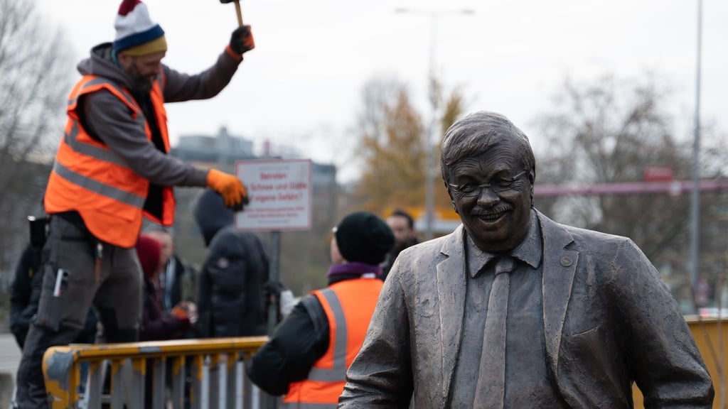 Am Dienstagmorgen haben die Aktivisten die Statue des von einem Rechtsextremisten getöteten CDU-Politikers Lübcke vor dem Konrad-Adenauer-Haus aufgestellt.