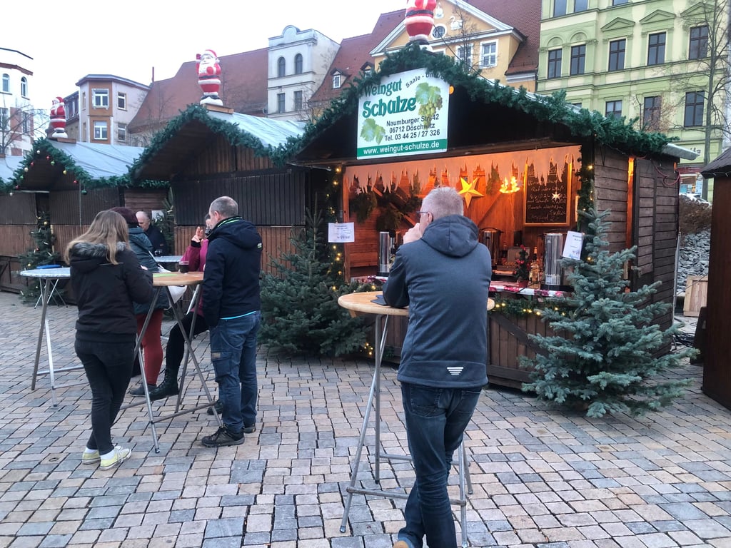 Bald kann man wieder Glühwein beim „Zeitzer Adventsmarkt“, dem Weihnachtsmarkt in der Innenstadt, genießen. 