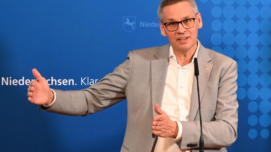 10.000 Jobs in der Industrie gingen derzeit monatlich in Deutschland verloren, warnt IG-Metall-Bezirkschef Gröger.