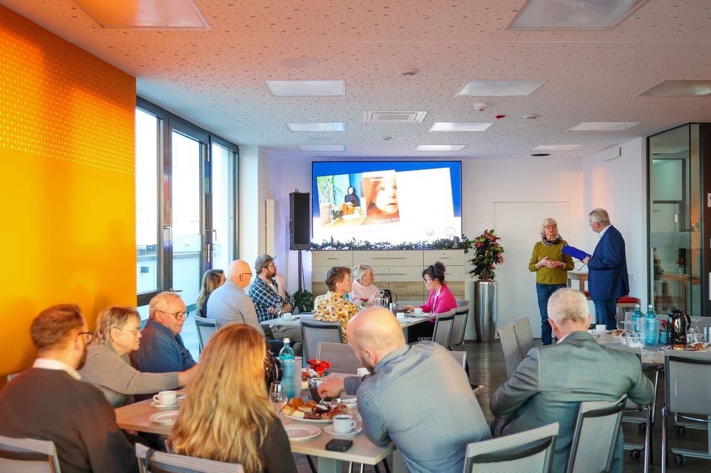 Kennenlernen und gemütliches Beisammensein der Kandidaten für den Volksstimme-Titel „Magdeburger des Jahres 2025“. Im neuen MWG-Forum am Breiten Weg stellten sich die Kandidaten vor und wurden von Volksstimme-Lokalchef Rainer Schweingel und den Unterstützern und MWG-Vorständen Andreas Hartung und Thomas Fischbeck empfangen. Hier Volksstimme-Lokalchef Rainer Schweingel im Interview mit Christian Szymanowski von den Wellcome-Engeln. 