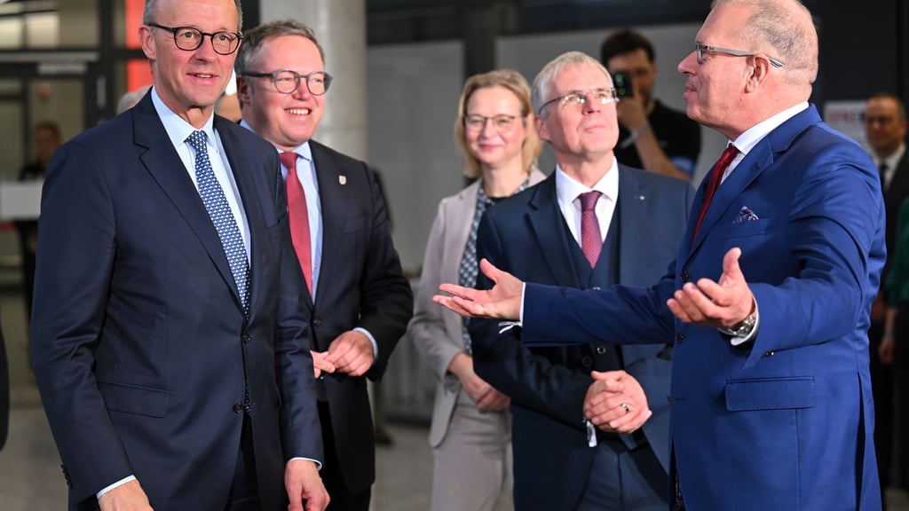 Erste Station des Antrittsbesuches von Bundeskanzler Friedrich Merz war das Fraunhofer-Institut für Angewandte Optik und Feinmechanik in Jena.