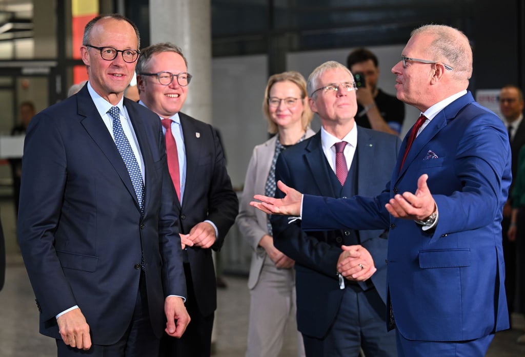 Erste Station des Antrittsbesuches von Bundeskanzler Friedrich Merz war das Fraunhofer-Institut für Angewandte Optik und Feinmechanik in Jena.
