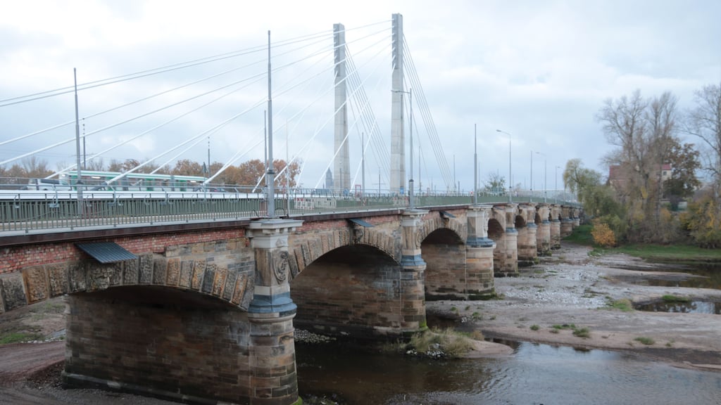 Die Anna-Ebert-Brücke in Magdeburg: Nach einer langen Baustellenphase soll sie bald wieder für Autofahrer freigegeben werden. Dann kann der Verkehr über die Elbe wieder rollen-&nbsp;