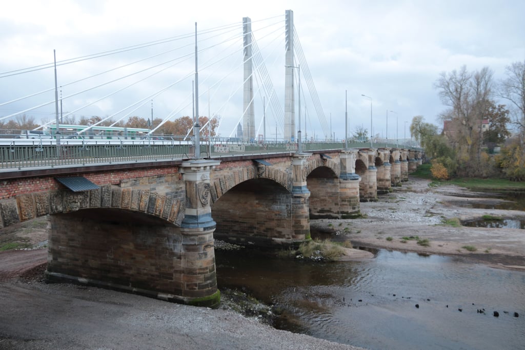 Die Anna-Ebert-Brücke in Magdeburg: Nach einer langen Baustellenphase soll sie bald wieder für den Autoverkehr freigegeben werden. 