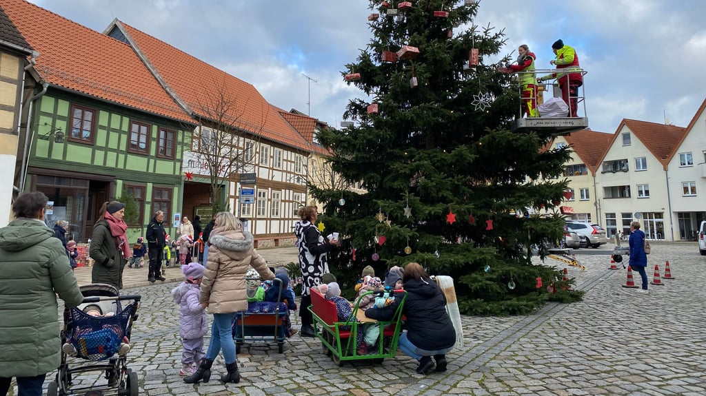 Mit selbstgebasteltem Schmuck haben die Kinder der Osterburger DRK-Kita „Sonnenschein“ den Tannenbaum auf dem Großen Markt dekoriert.