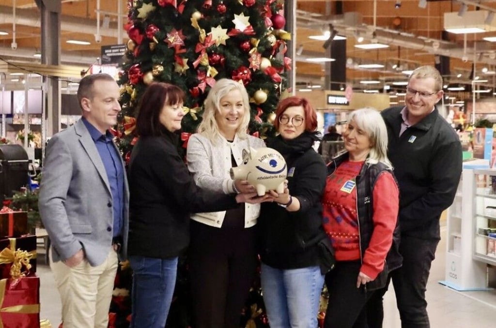 Sie gaben den Startschuss für die Spendenaktion (von links): Christoph Lauterbach, Anett Grey (beide Edeka-Vertrieb), Susen Thiele, Saskia Renner (Edeka Hallmarkt), Carola Kornrumpf (Edeka Weidauer) und Steven Wienskowski (Edeka-Vertrieb).