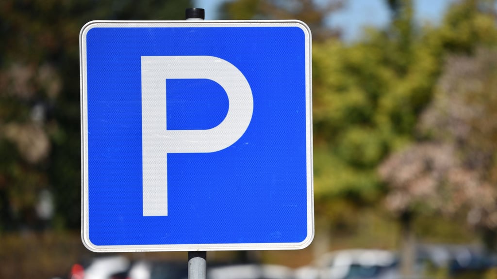 Ein Schild kennzeichnet einen Parkplatz. Beim sogenannten Handyparken in Weißenfels können bald fünf weitere Apps genutzt werden (Symbolbild).