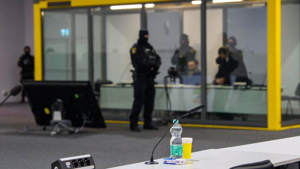 Die Zeugen sitzen bei ihren Aussagen nur wenige Meter von dem Angeklagten entfernt. Der befindet sich in einer Glaskabine.