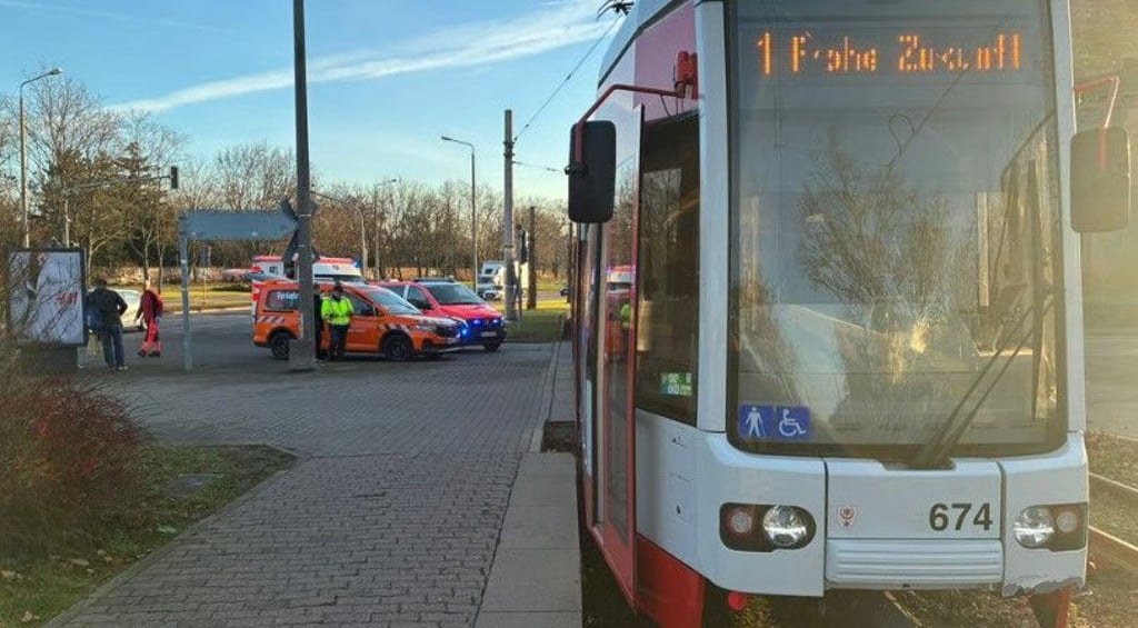 An der Haltestelle Wasserturm in Halle wurde ein Radfahrer von einer Straßenbahn erfasst. Die Scheibe der Straßenbahn wurde zerstört.&nbsp;
