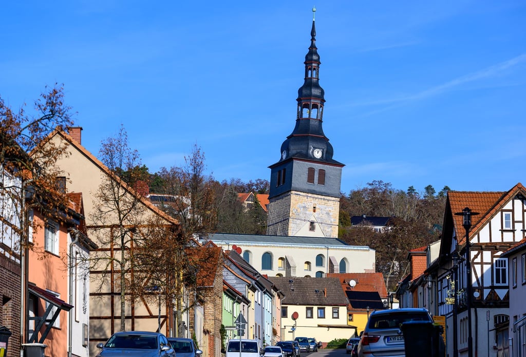 Künftig können den Angaben nach 15 Besucher gleichzeitig im Halbstundentakt den Turm besteigen und auf einem kleinen Skywalk den Panoramablick über die Kurstadt und das Kyffhäusergebirge genießen.