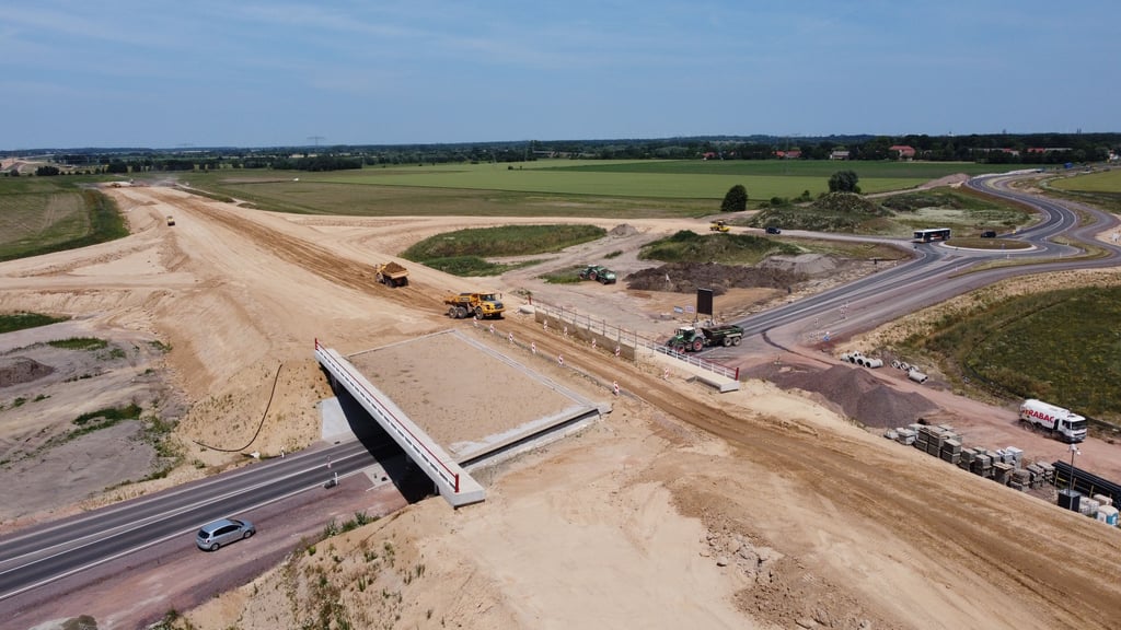 Bau der A14 in der Altmark bei Stendal. Für einen weiteren Abschnitt, zwischen Osterburg und Seehausen, hat der Bund jetzt Mittel freigegeben.
