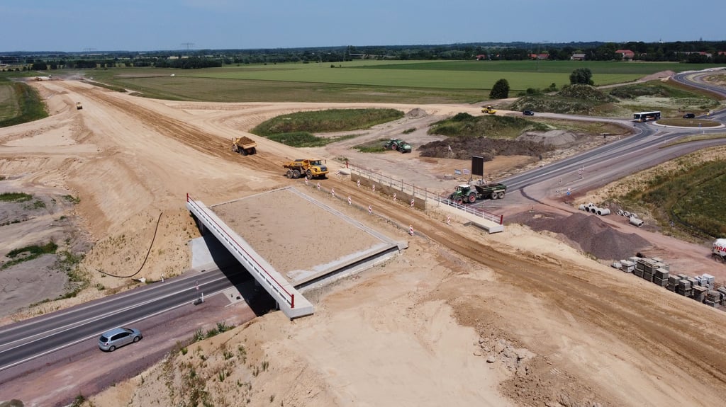 Bau der A14 in der Altmark bei Stendal. Für einen weiteren Abschnitt, zwischen Osterburg und Seehausen, hat der Bund jetzt Mittel freigegeben. Ebenso werden weitere Bauprojekte an Bundesstraßen, Ortsumgehungen und Brücken in Sachsen-Anhalt finanziert.