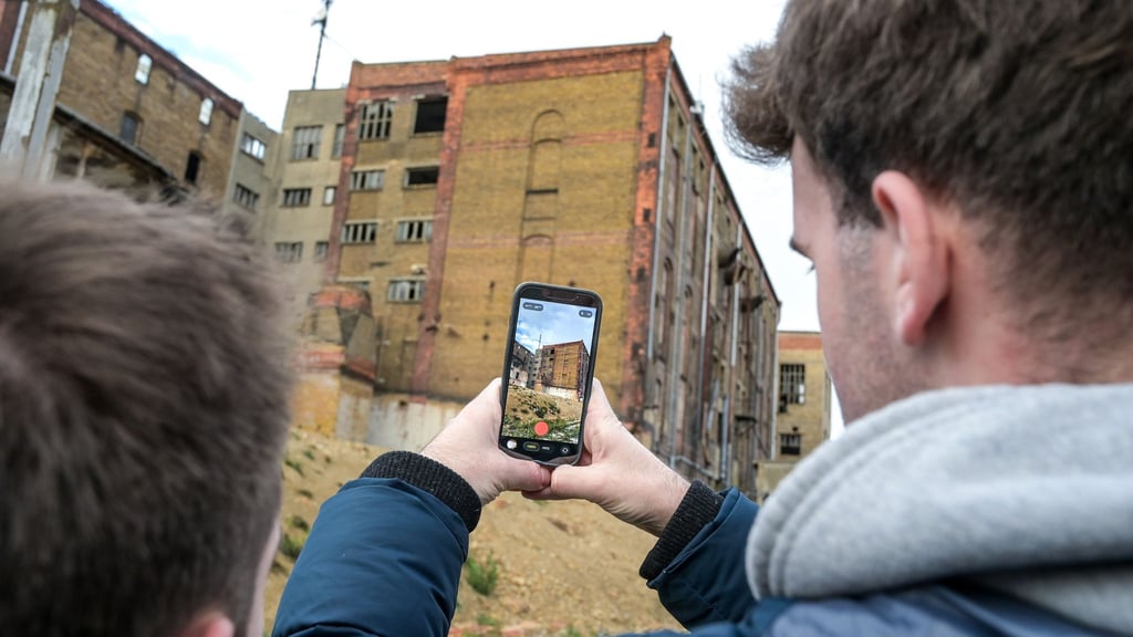Die Studenten dokumentieren die Geschichte des Gebäudes in einem Videobeitrag für die digitale Landkarte der Lost Places.
