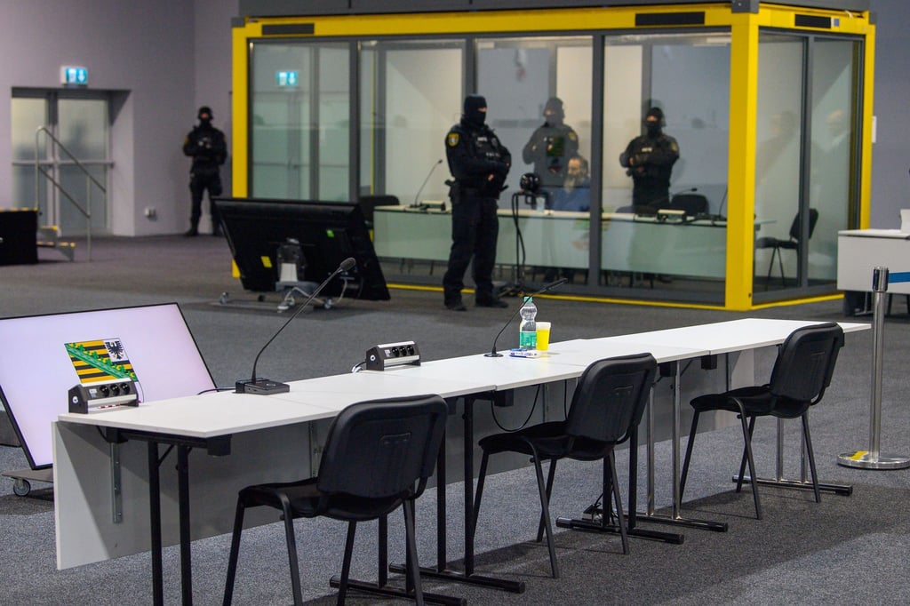 Von diesem Tisch aus berichten die Zeugen im Verhandlungssaal über das Erlebte.