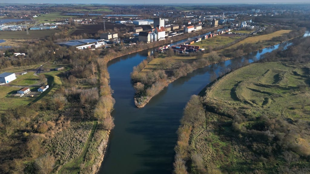 Blick auf den Hafen in Halle-Trotha. Wo das Hafenbecken auf den Flusslauf trifft, verläuft die Trasse einer möglichen neuen Saalebrücke.