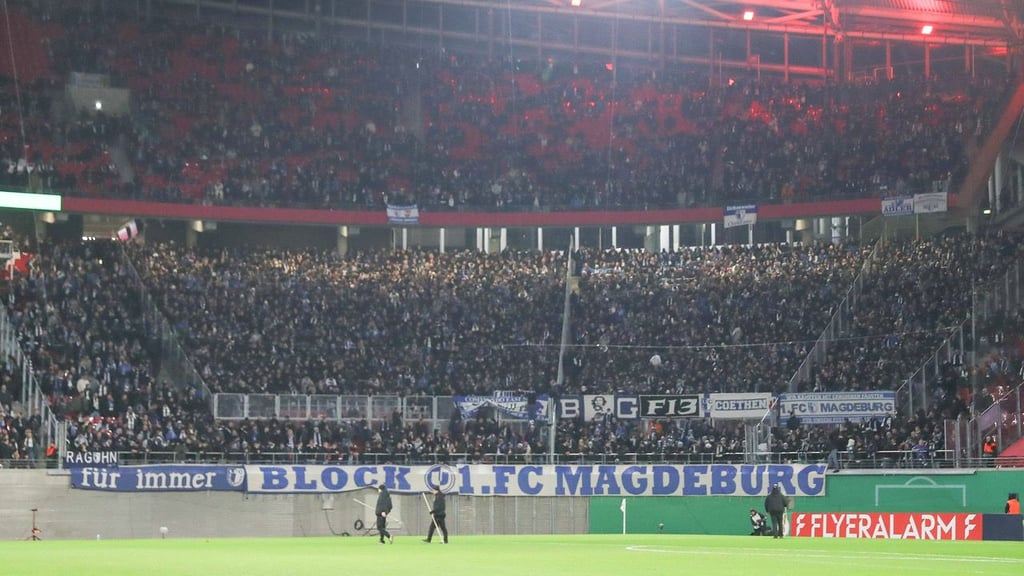 Fans des 1. FC Magdeburg beim Pokalspiel gegen RB Leipzig