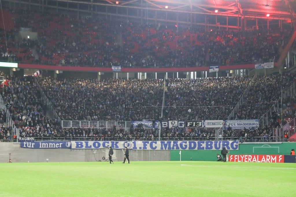 Fans des 1. FC Magdeburg beim Pokalspiel gegen RB Leipzig