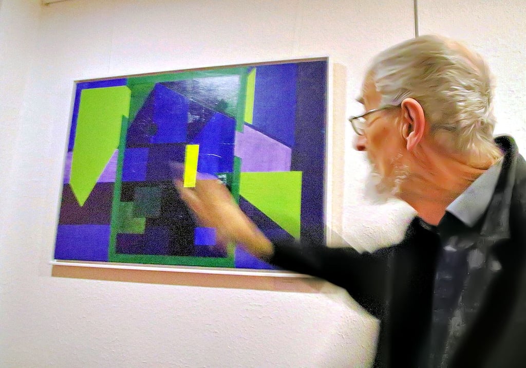 Jochen Heite, bei dem Wolfgang Dunkhorst lernte, wies gezielt auf Besonderheiten im Bild „Geometrie der Farben“ hin. 