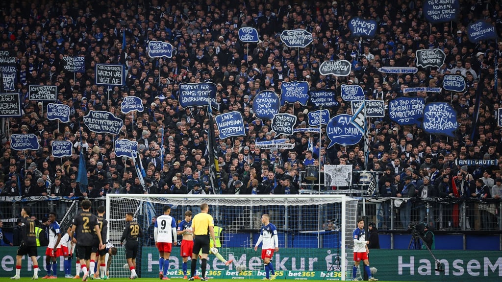 Fanproteste beim Bundesliga-Spiel Hamburger SV - VfB Stuttgart.