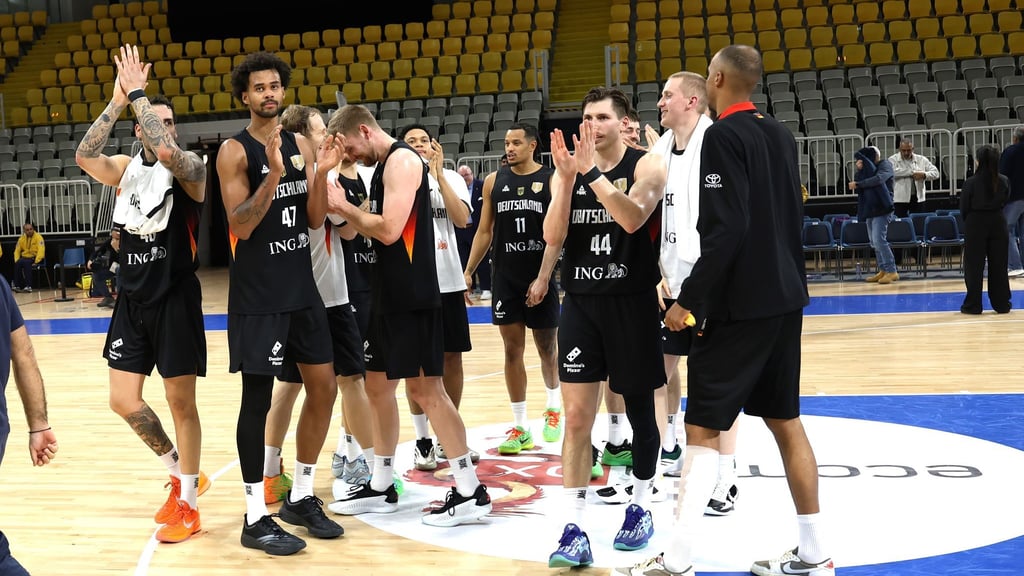 Deutschlands Basketballer freuen sich über einen glanzlosen Sieg.