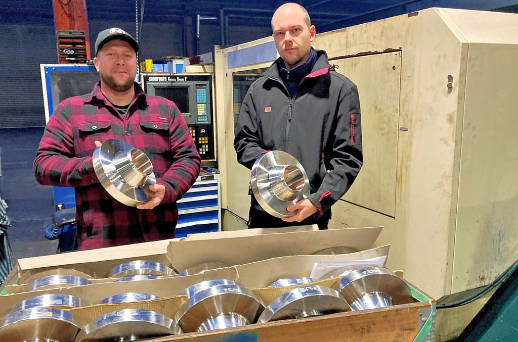 Yurih Garazha (links) und Artem Viktorovych Tryhub arbeiten seit diesem Jahr in der Produktion des Flanschenwerkes Bebitz. Das Jobcenter unterstützt das Unternehmen mit einem Eingliederungszuschuss bei der Integration des Kasachen und Ukrainers auf dem Arbeitsmarkt.