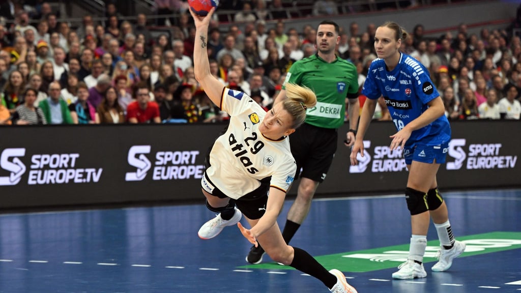 Kapitänin Antje Döll geht in jedem Spiel voran.