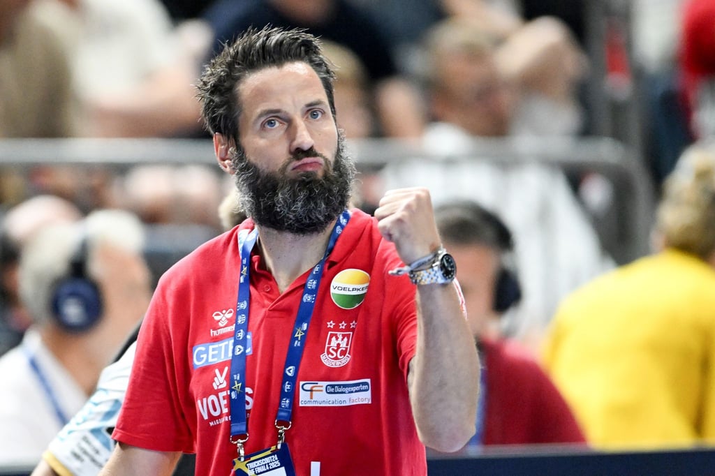 Magdeburgs Trainer Bennet Wiegert sieht die Verpflichtung von Weltstars in die Bundesliga nicht nur euphorisch.