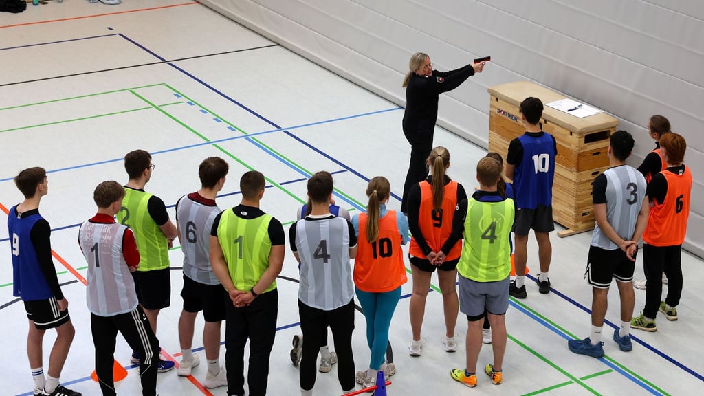 Die Übung an der Waffenattrappe soll sicherstellen, dass jede und jeder mit dem Finger an den Abzug heranreicht.