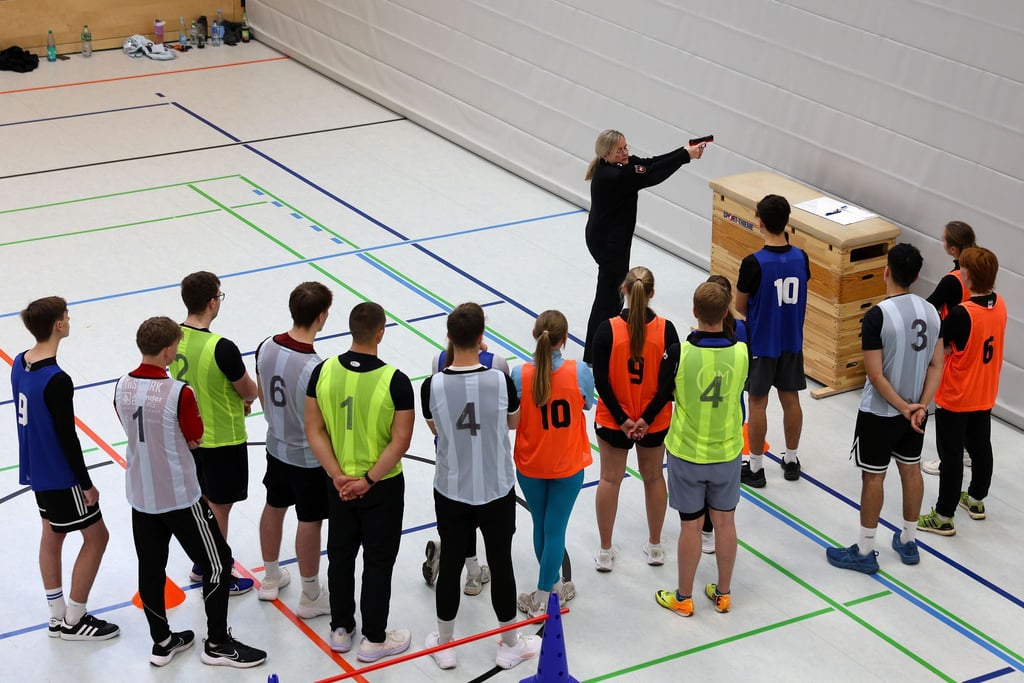 Die Übung an der Waffenattrappe soll sicherstellen, dass jede und jeder mit dem Finger an den Abzug heranreicht.