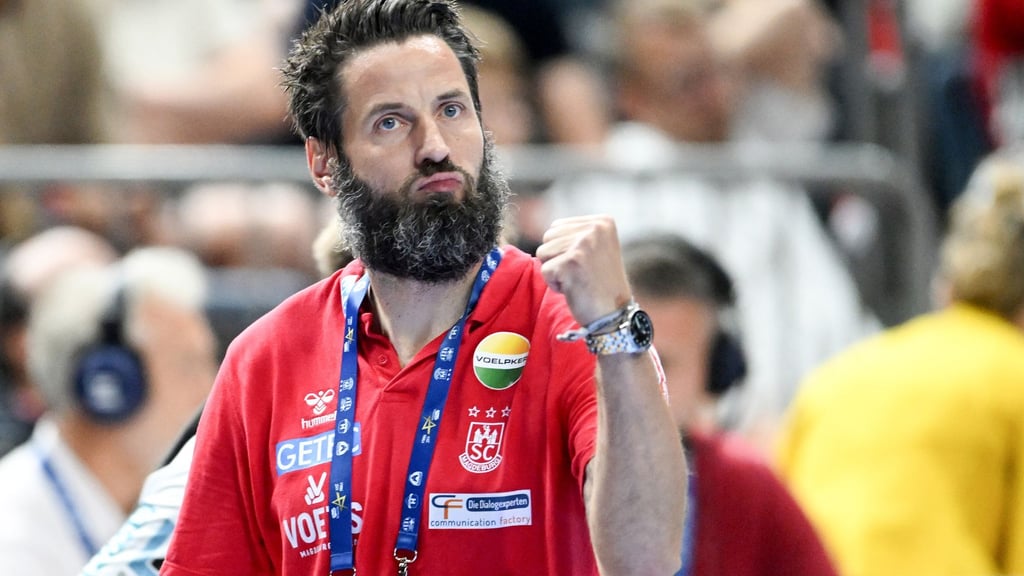 Magdeburgs Trainer Bennet Wiegert sieht die Verpflichtung von Weltstars in die Bundesliga nicht nur euphorisch.