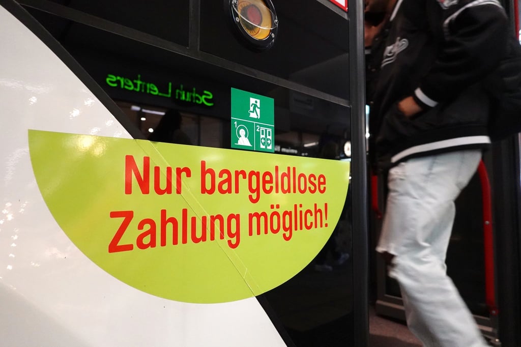 Seit November können Tickets in den Bussen der Landeshauptstadt nur noch bargeldlos erworben werden.