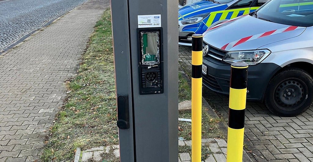 Das komplette Display wurde an dieser Ladesäule in der Schillerstraße abgerissen.